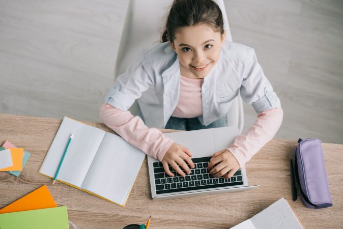 niña estudiando en su casa