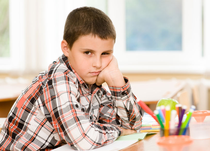 chico aburrido en la escuela 