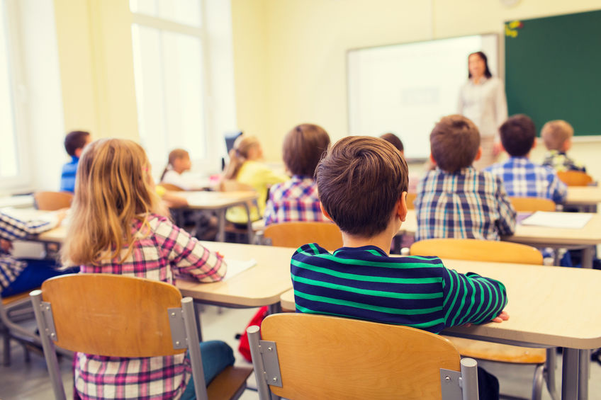 escuela llena de niños 