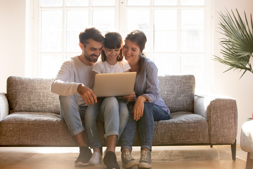 familia sentada en sillon 