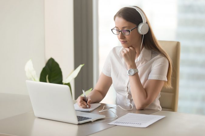 chica tomando clases online