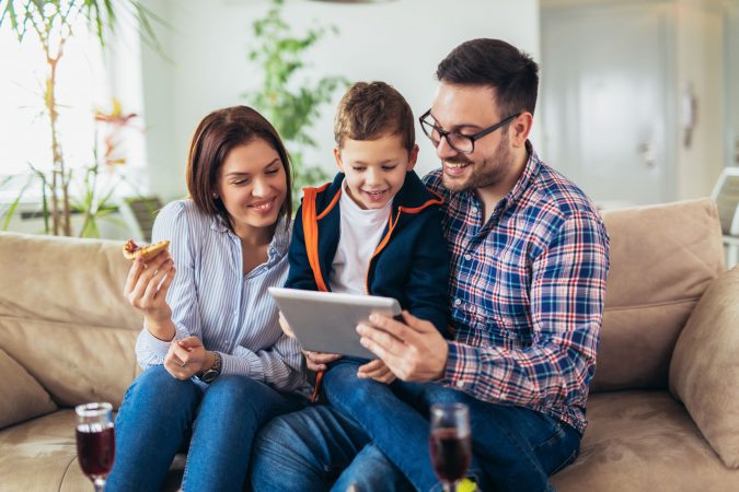 familia frente a computadora