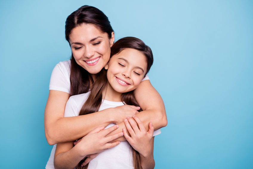 madre e hija abrazándose 