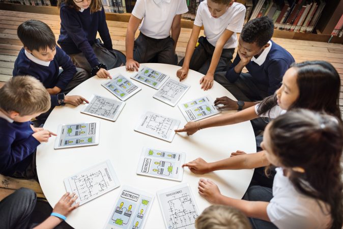 Maestro de escuela enseñando a los estudiantes el concepto de aprendizaje