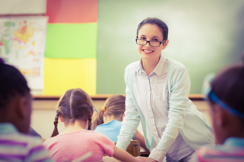 maestra de escuela dando clases 