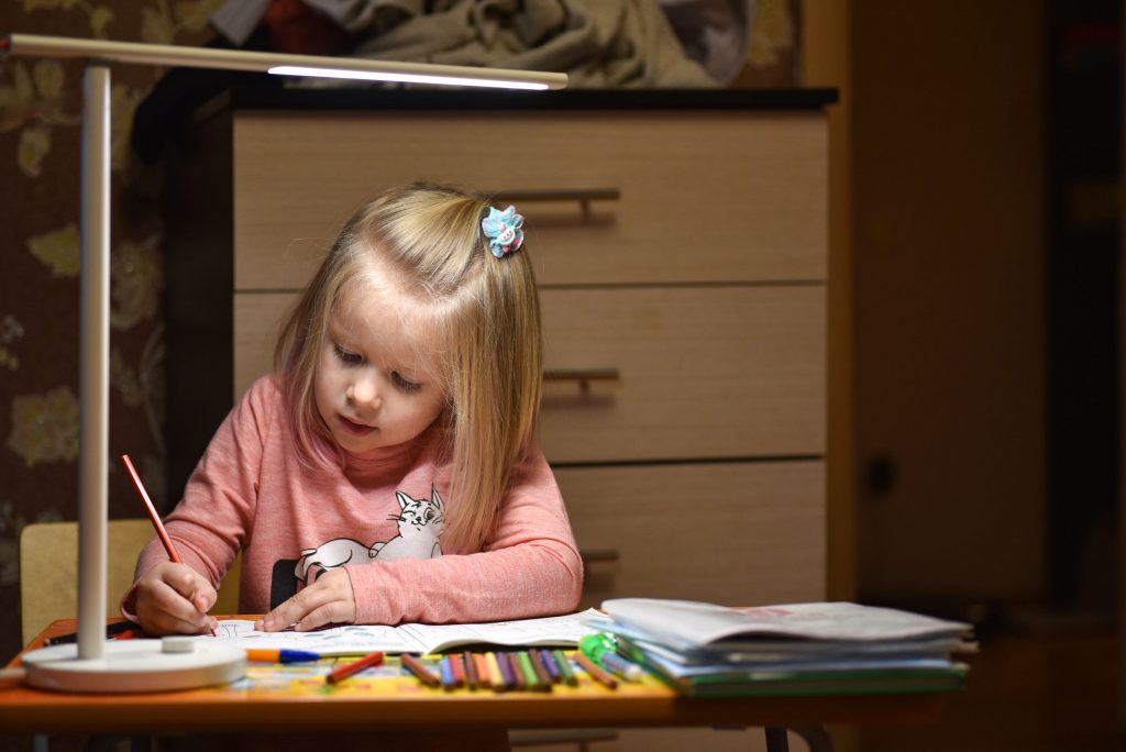 niña estudiando en casa 