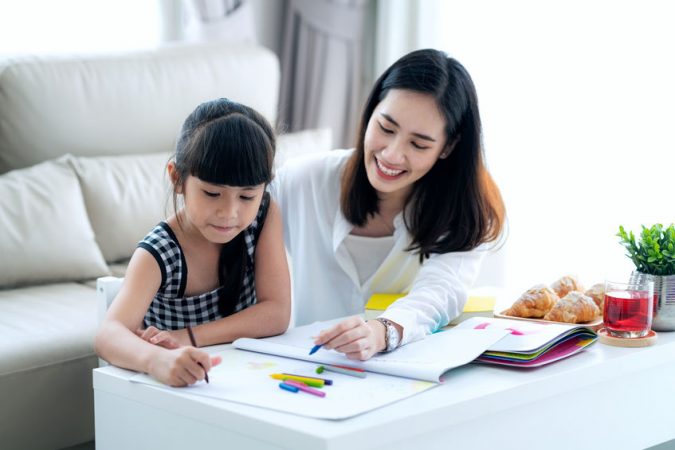 madre e hija estudiando