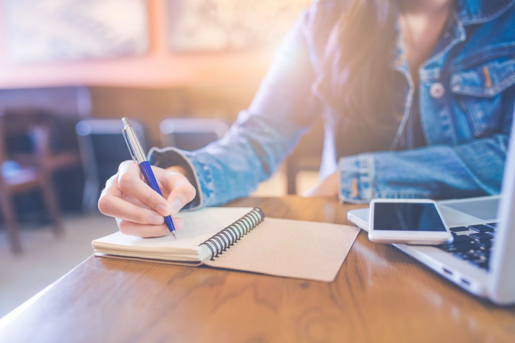 chica escribiendo en en su cuaderno