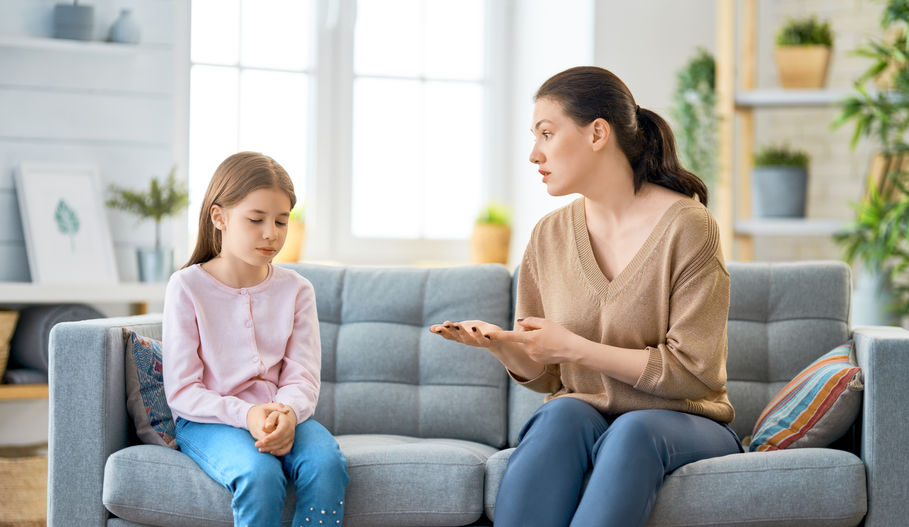 madre hablando con niña 