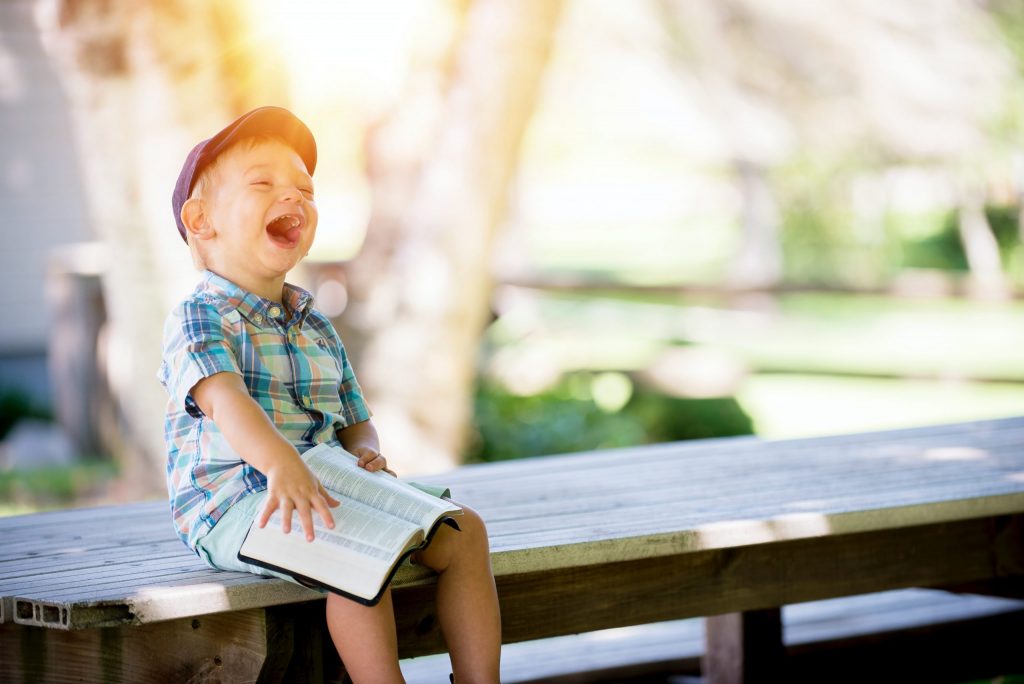 niño feliz leyendo 