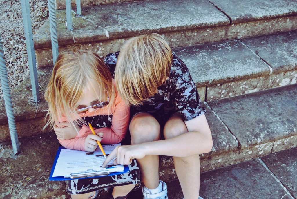 niños leyendo 