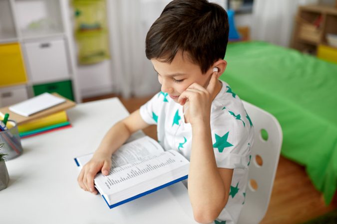 niño estudiando en su cuarto