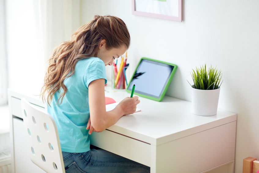 niña estudiando en su escritorio 