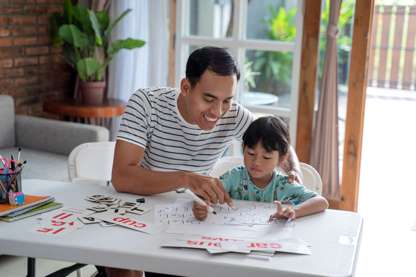 padre e hijo estudiando 