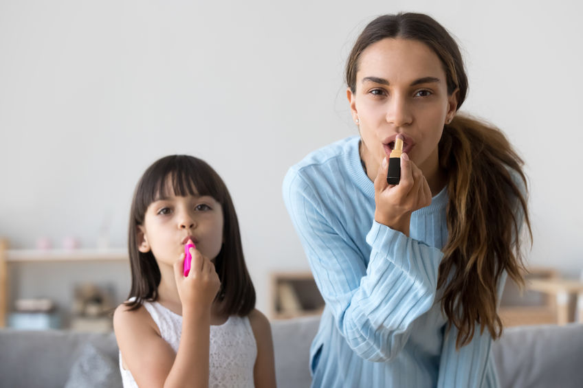 madre e hija maquillandose