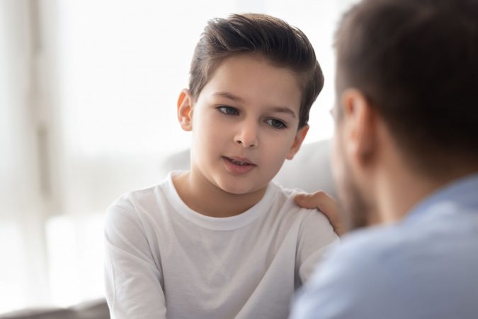 niño hablando con padre