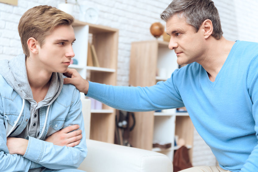 padre e hijo hablando seriamente 