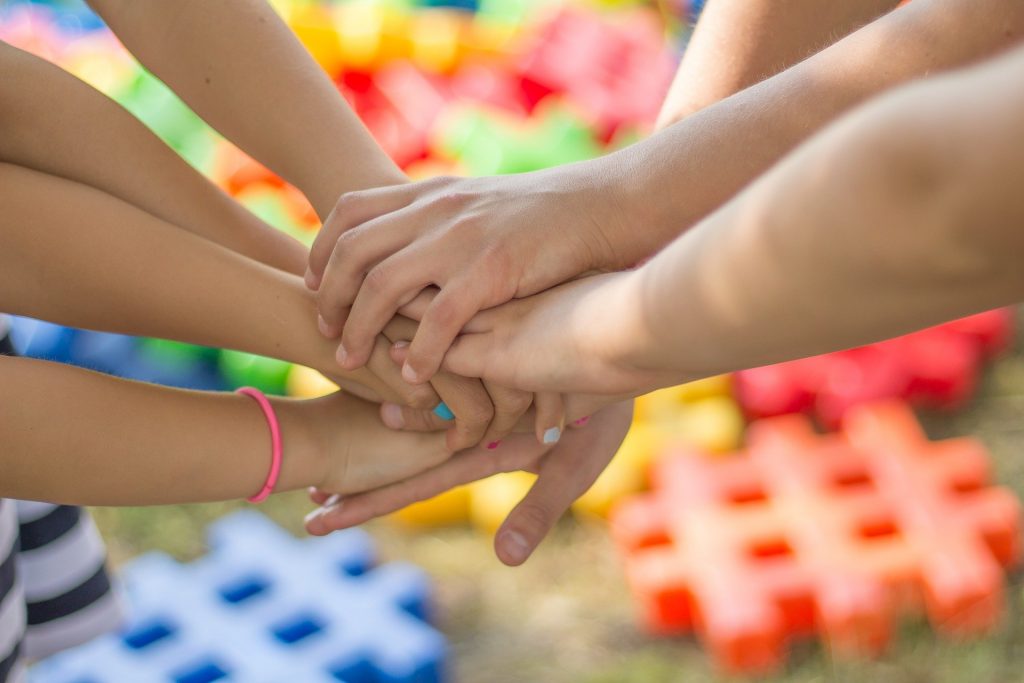 niños sujettos de las manos 