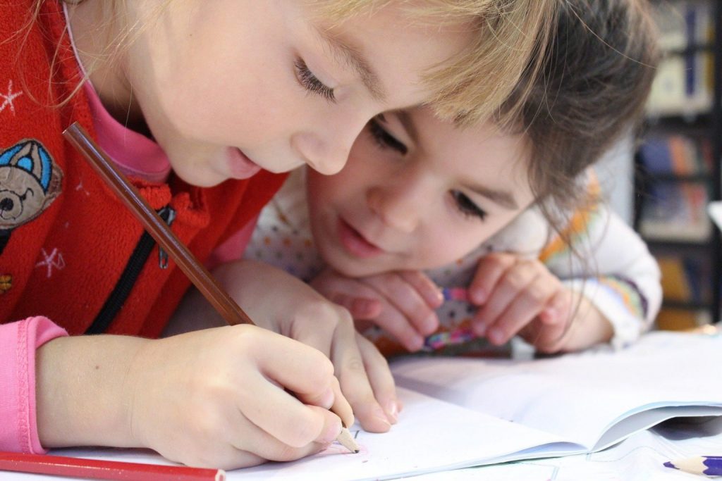 niñas estudiando 