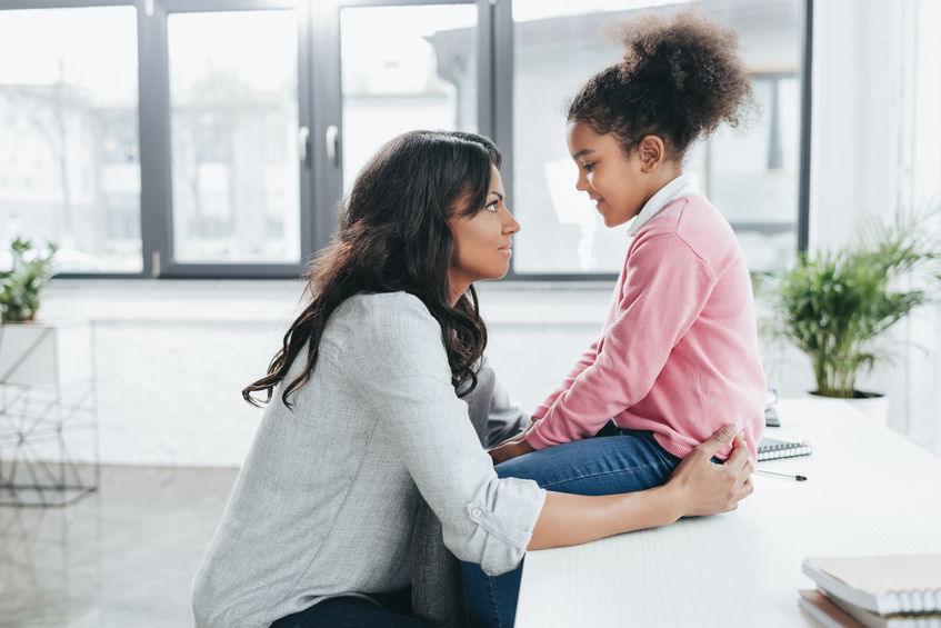 madre e hija hablando 