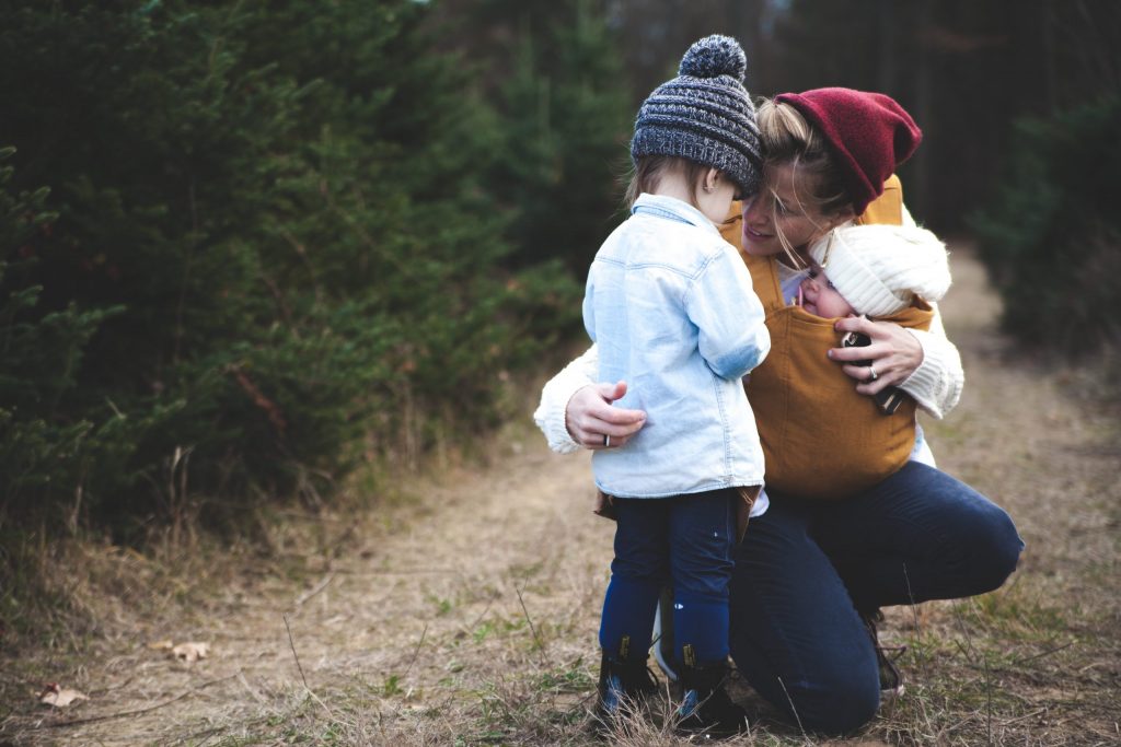 madre con hijo de paseo