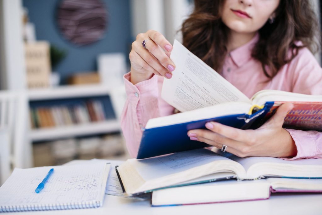 chica estudiando para examen 