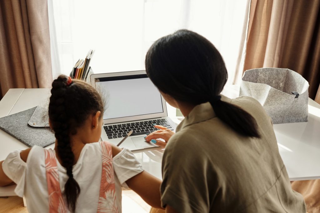 madre e hija estudiando 