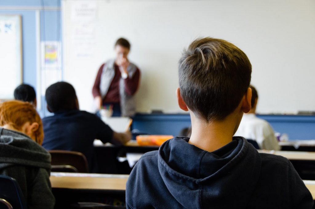 niño en salon de clases