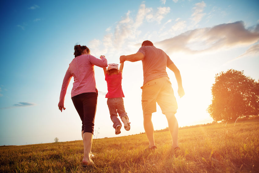 pareja con su hijo de paseo