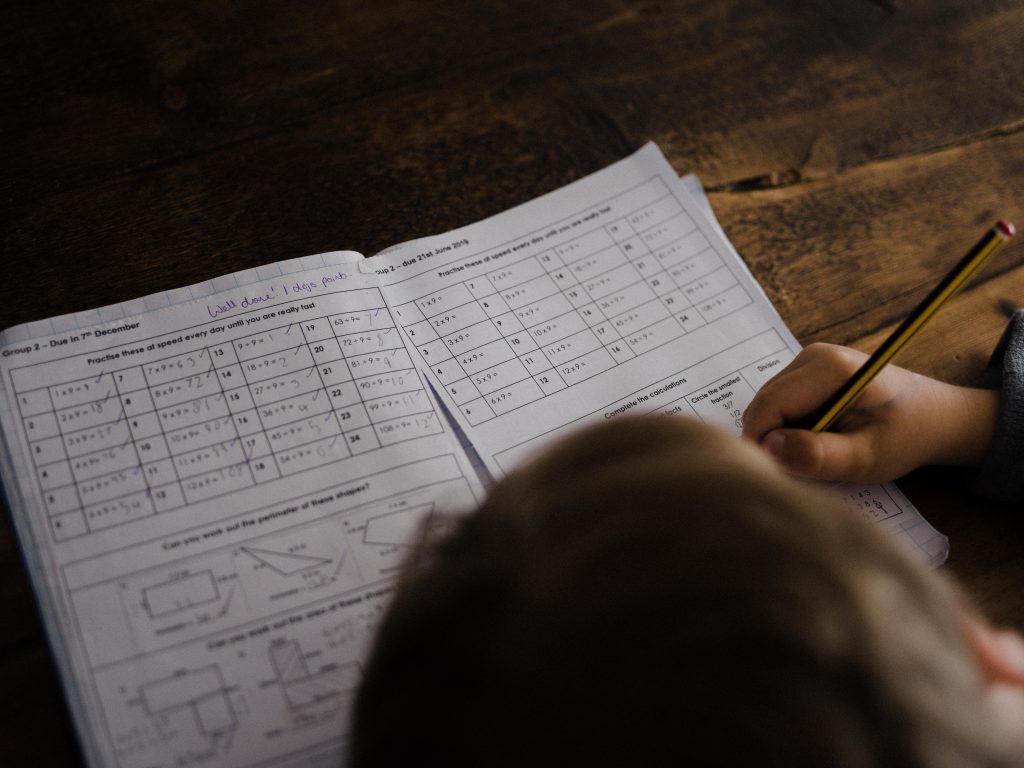 niño estudiando