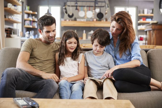 familia leyendo libros