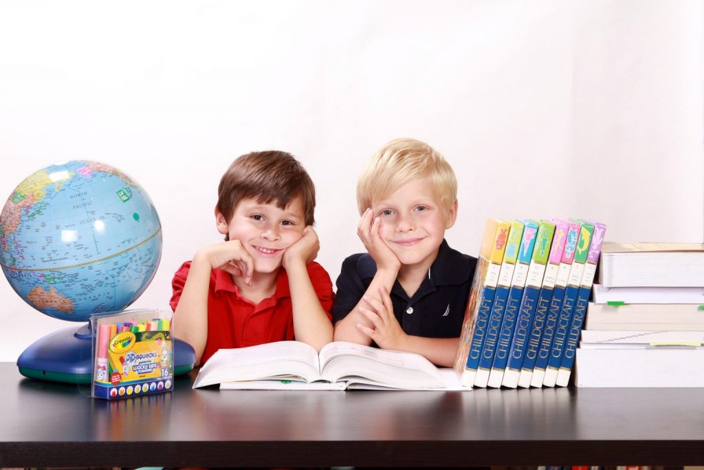 niños estudiando 