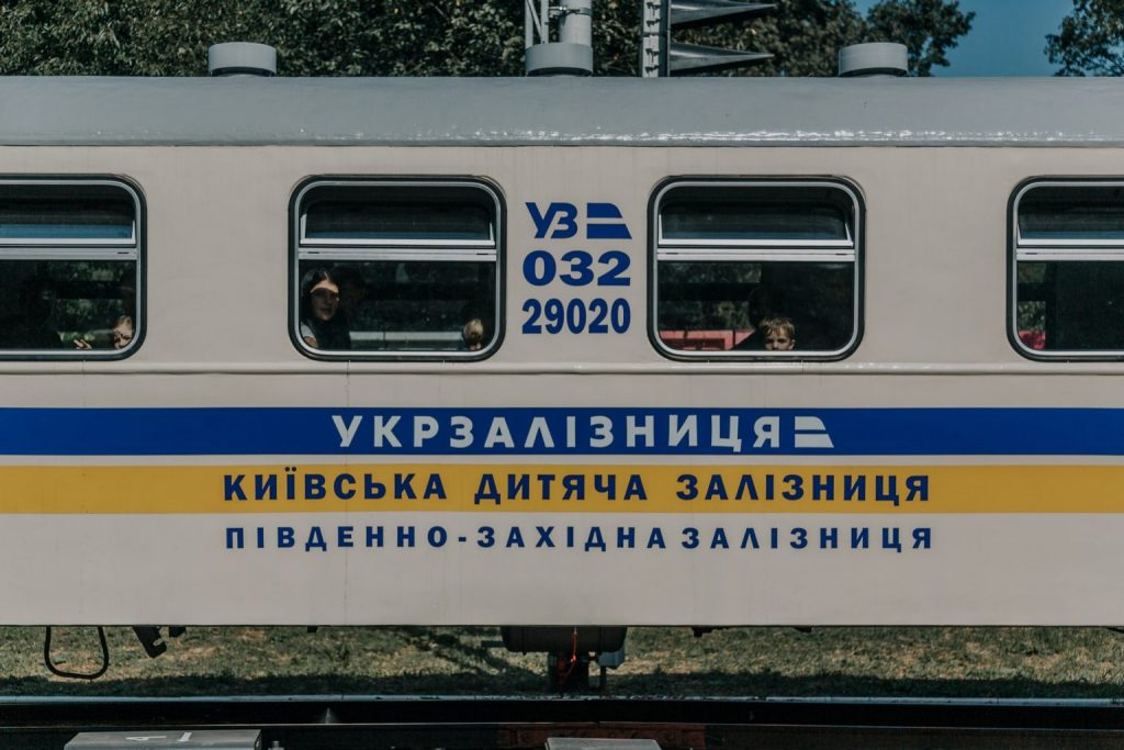 tren con letras en ruso