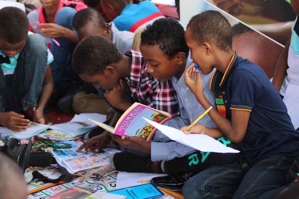 niños estudiando