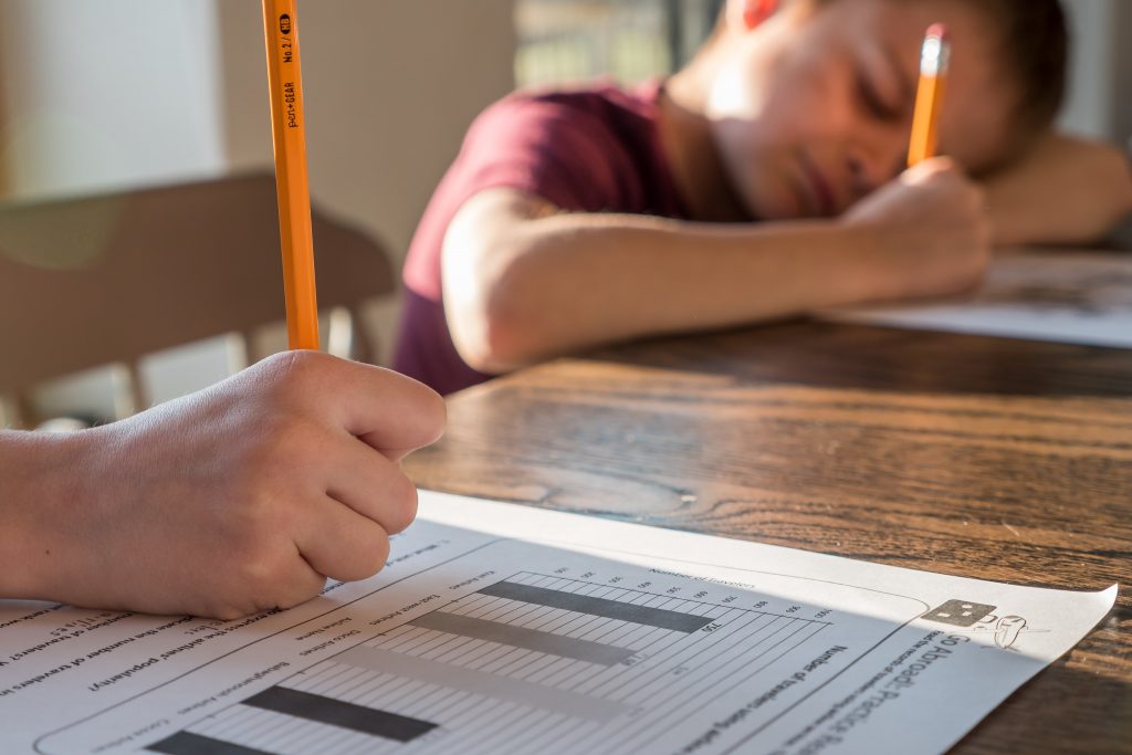 niños haciendo examen 