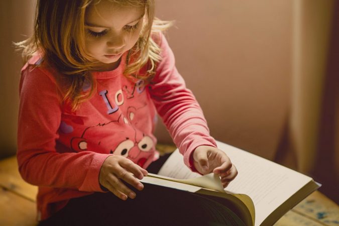 niña escribiendo en cuaderno