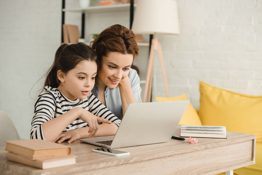 madre con su niña estudiando 