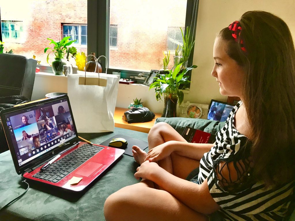 chica en clases desde su casa