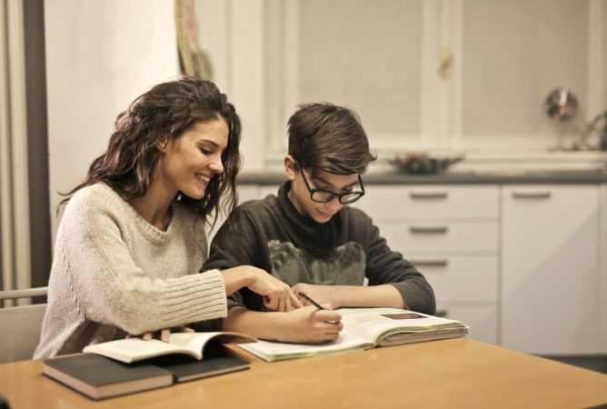 profesora enseñando a chico