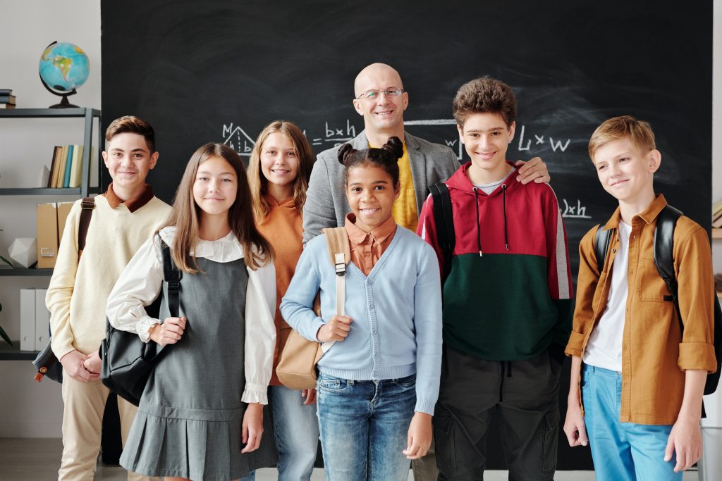 profesor con sus alumnos 