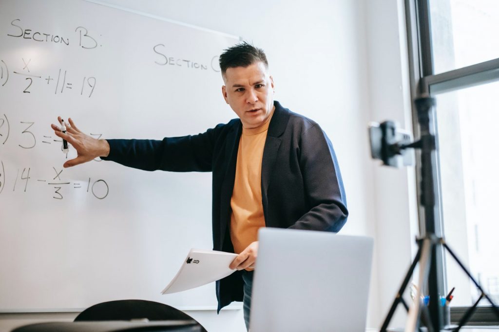 profesor dando clases desde computadora 