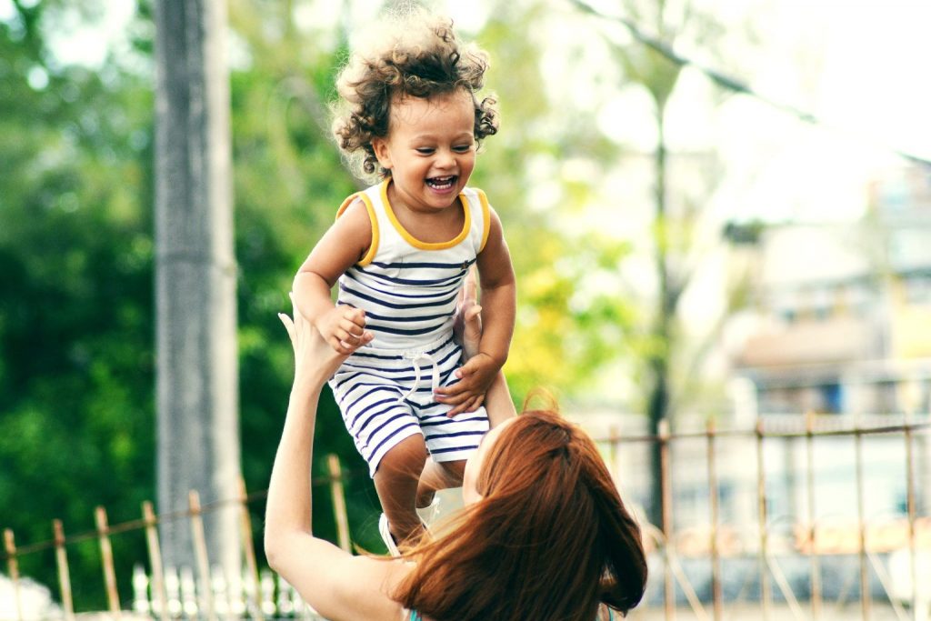 chica con su niña 