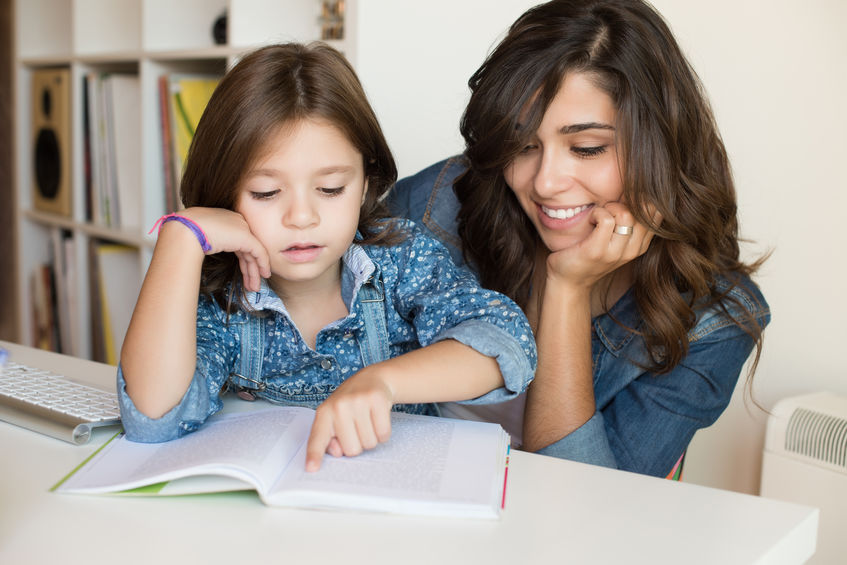 chica estudiando con hija 