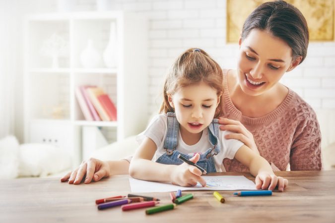 madre leyendo con niñas