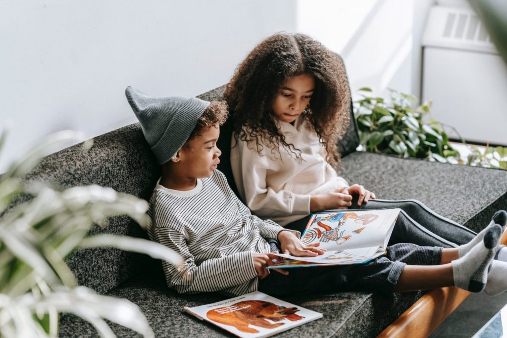 hermanos leyendo 