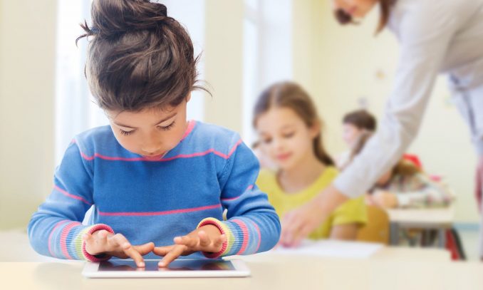 niña usando tablet