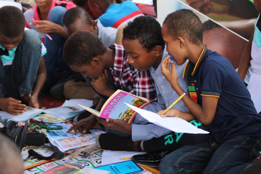 niños estudiando 