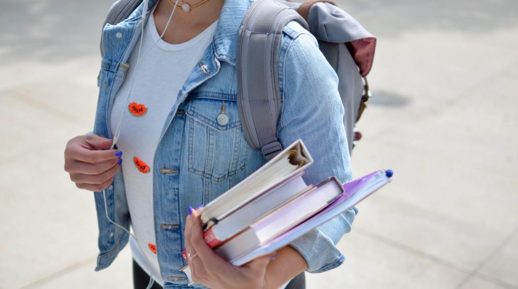 chica con libros 