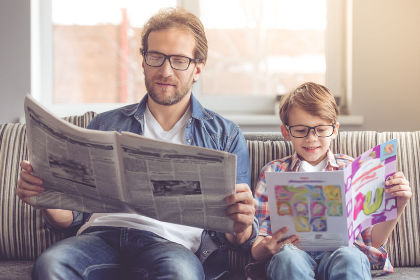 padre e hijo leyendo 