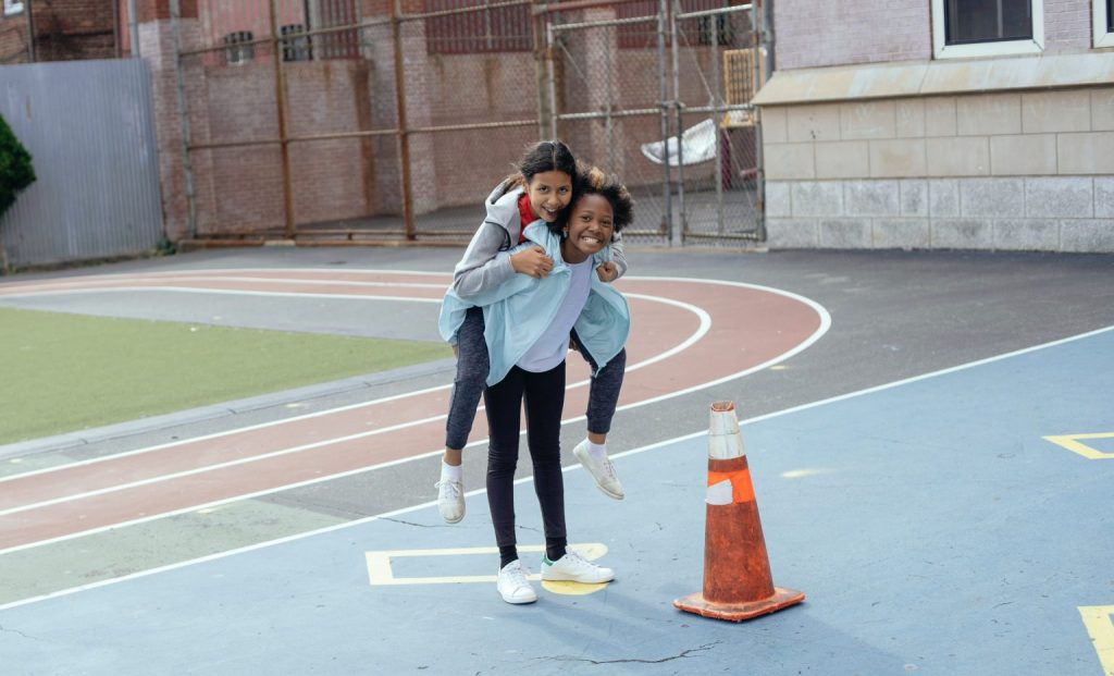 niñas jugando en educación fisica 